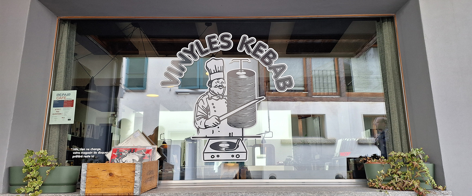 design de vitrine vinyles kebab pour Le Coin Vinyles